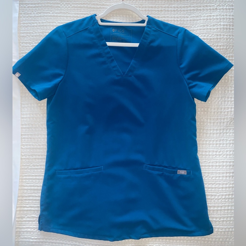 Figs Scrubs - ‘Alps Blue’ Catarina 3-Pocket Scrub Top